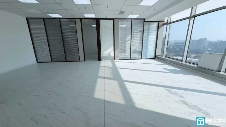 海曙区甲级写字楼中信银行大厦面积131平 朝南 隔间二个出租