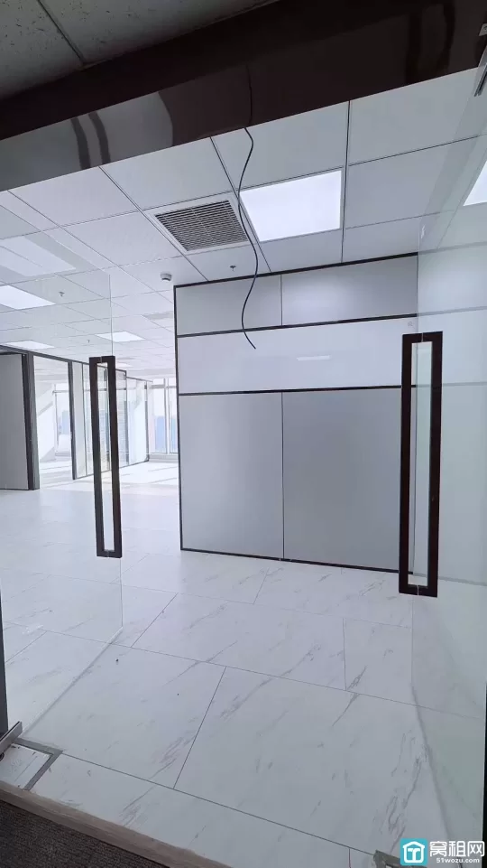 海曙区甲级写字楼中信银行大厦面积131平 朝南 隔间二个出租