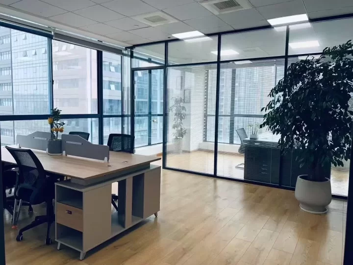 健宸大厦74平，朝南，2970元/月，包物业费，含税开票，包公摊水电，独立电表