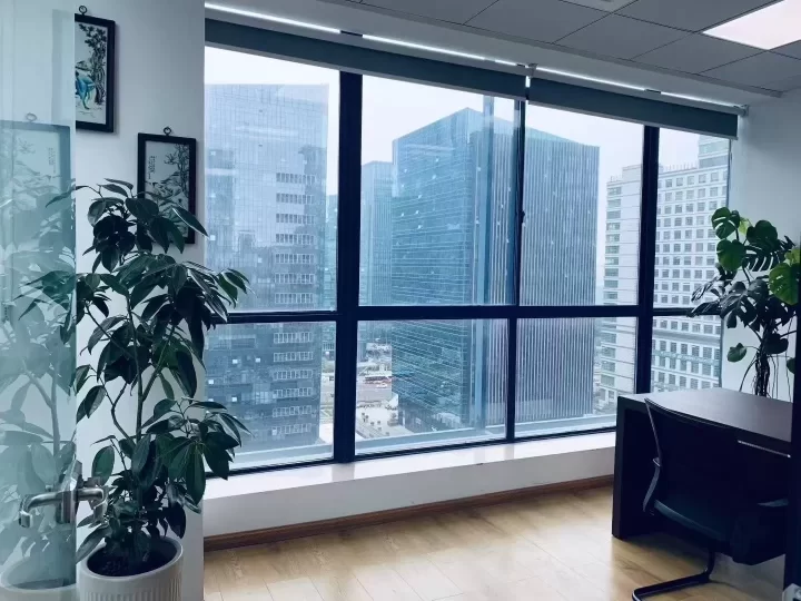 健宸大厦74平，朝南，2970元/月，包物业费，含税开票，包公摊水电，独立电表