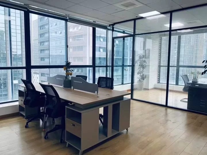 健宸大厦74平，朝南，2970元/月，包物业费，含税开票，包公摊水电，独立电表