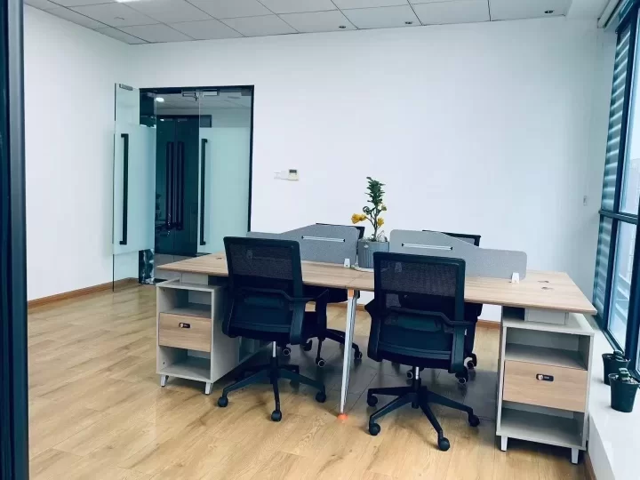 健宸大厦74平，朝南，2970元/月，包物业费，含税开票，包公摊水电，独立电表