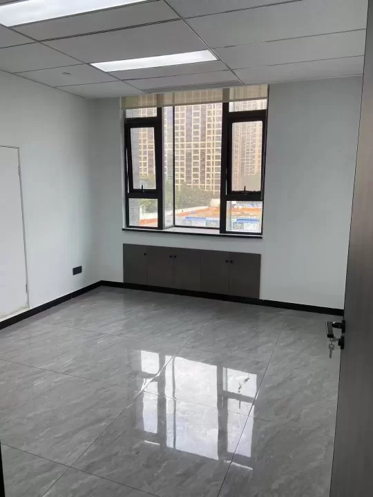 宁波华贸总部一号170平 3个隔间出租可以做培训教育