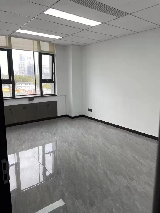 宁波华贸总部一号170平 3个隔间出租可以做培训教育