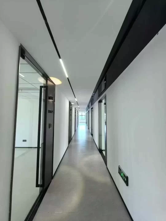 宁波海曙地铁四号线长春大厦小面积52平带隔间出租