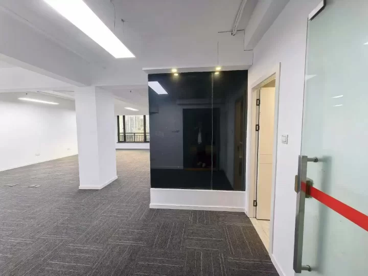 宁波华光城小区南门对门宁波上东大厦3号楼117平米出租