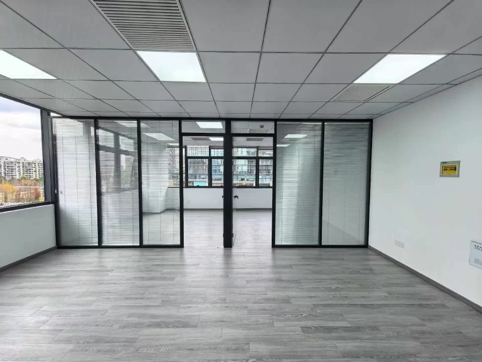 宁波镇海区萌恒大厦118平米精装修办公室出租