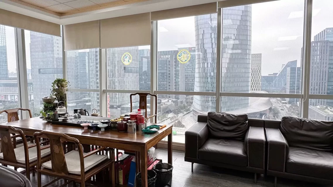 东部新城汇银大厦325平办公楼出租