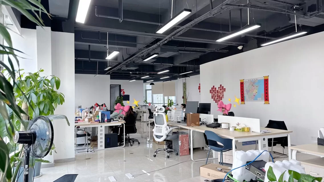 东部新城汇银大厦325平办公楼出租