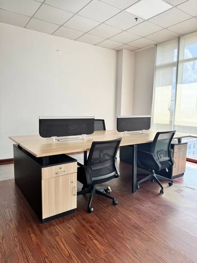 兰园对面环合中心1号楼出租 面积70平方，朝向东南，带办公桌椅