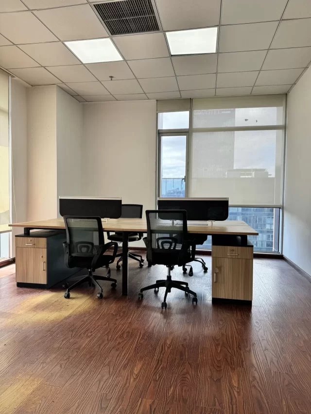 兰园对面环合中心1号楼出租 面积70平方，朝向东南，带办公桌椅