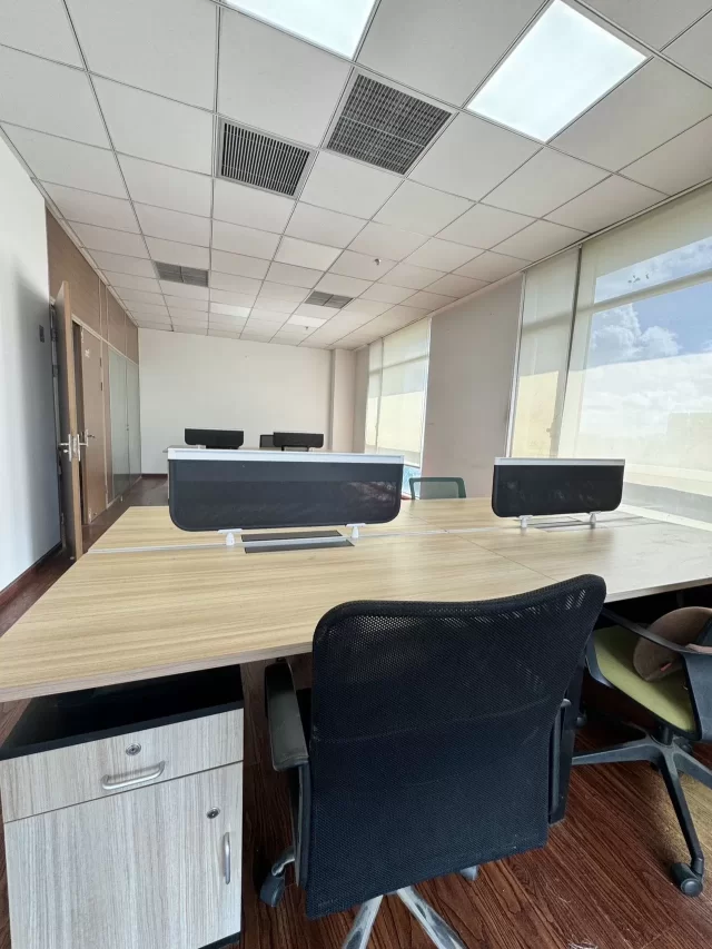 兰园对面环合中心1号楼出租 面积70平方，朝向东南，带办公桌椅