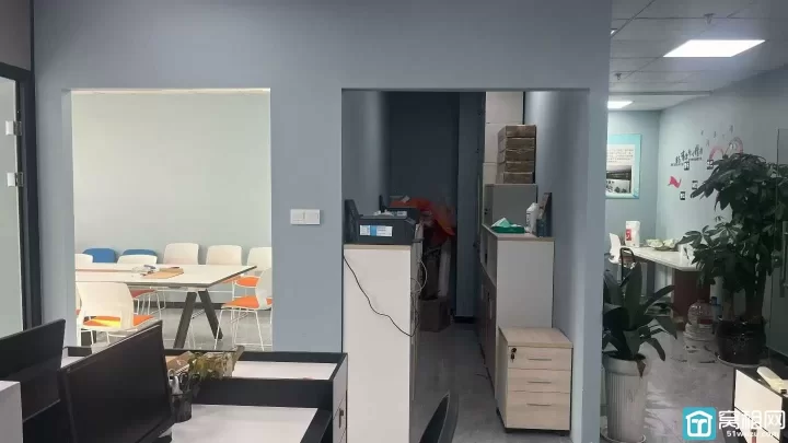 世纪东方广场附近七里新都276平精装带一个经理室，一个厨房，一个餐厅，一个会议室