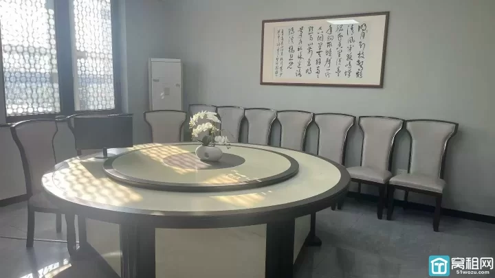 世纪东方广场附近七里新都276平精装带一个经理室，一个厨房，一个餐厅，一个会议室