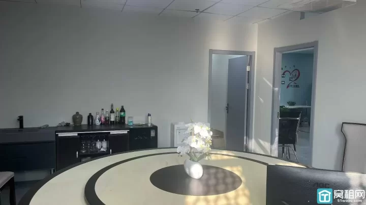 世纪东方广场附近七里新都276平精装带一个经理室，一个厨房，一个餐厅，一个会议室