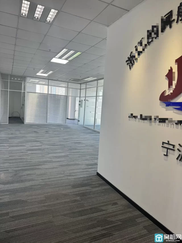 东部环合中心2号楼面积194平米，朝向北，带5个隔间