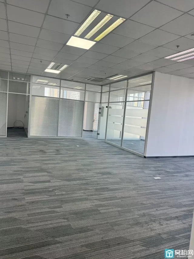 东部环合中心2号楼面积194平米，朝向北，带5个隔间