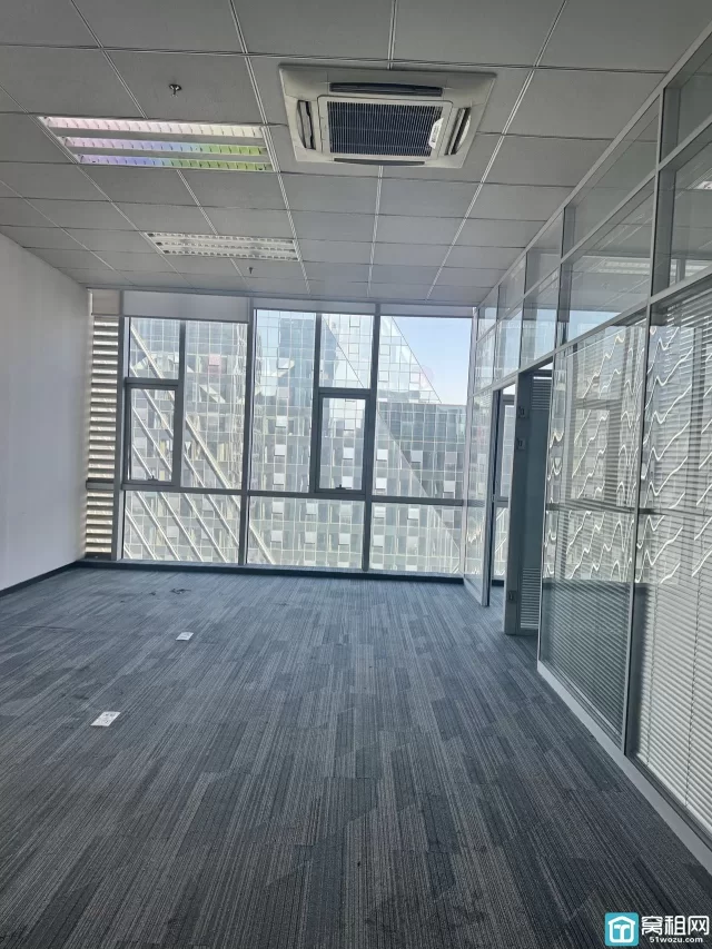 东部环合中心2号楼面积194平米，朝向北，带5个隔间