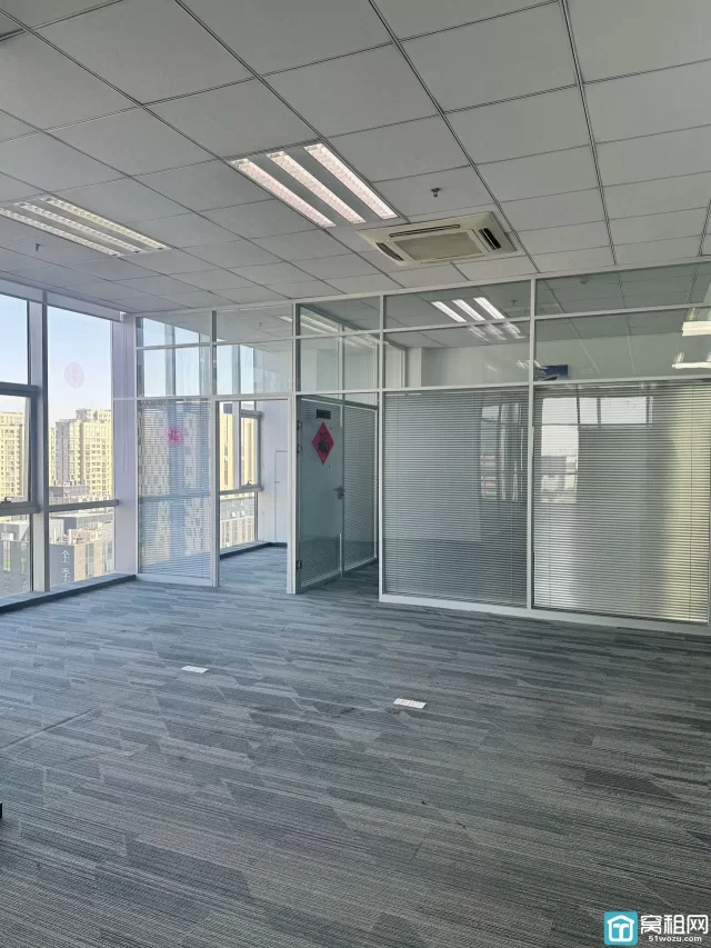 东部环合中心2号楼面积194平米，朝向北，带5个隔间