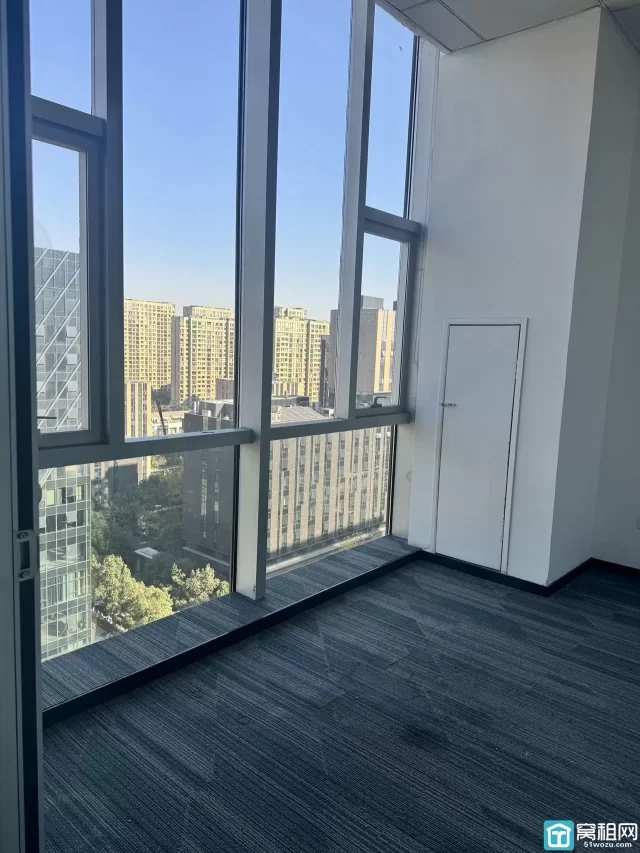 东部环合中心2号楼面积194平米，朝向北，带5个隔间