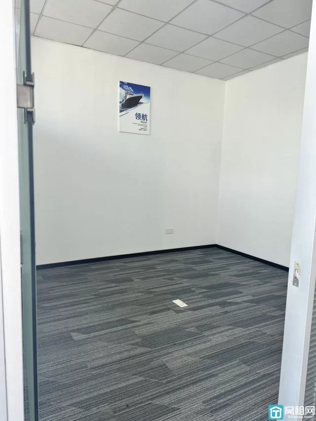 东部环合中心2号楼面积194平米，朝向北，带5个隔间