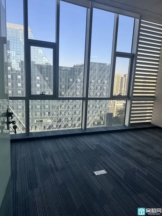 东部环合中心2号楼面积194平米，朝向北，带5个隔间