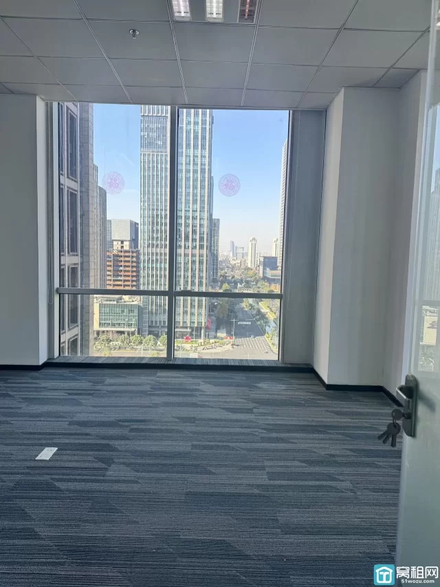 东部环合中心2号楼面积194平米，朝向北，带5个隔间