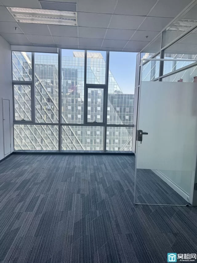 东部环合中心2号楼面积194平米，朝向北，带5个隔间