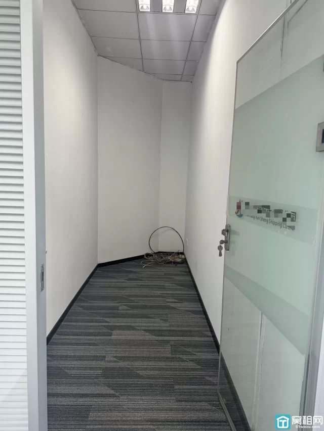 东部环合中心2号楼面积194平米，朝向北，带5个隔间