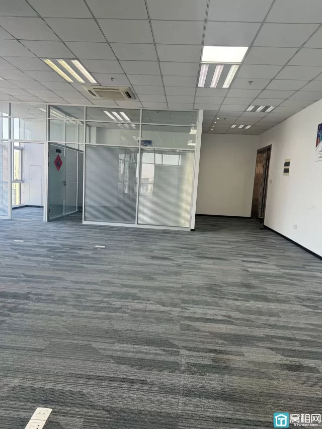 东部环合中心2号楼面积194平米，朝向北，带5个隔间