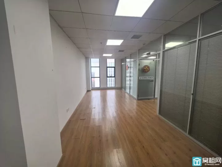 联安明新大厦198.93平电梯口，朝北，独立空调价格1.5元/平米/天含税