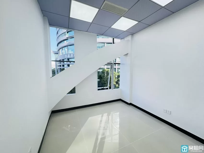 鄞州区宁铸中心对面世纪经贸大厦出租42平方，朝东办公室全新装修1750元含物业费