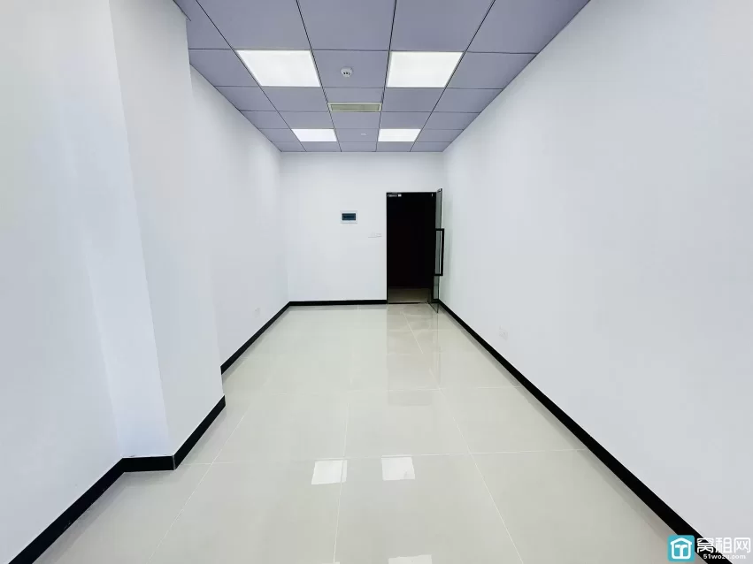 鄞州区宁铸中心对面世纪经贸大厦出租42平方，朝东办公室全新装修1750元含物业费