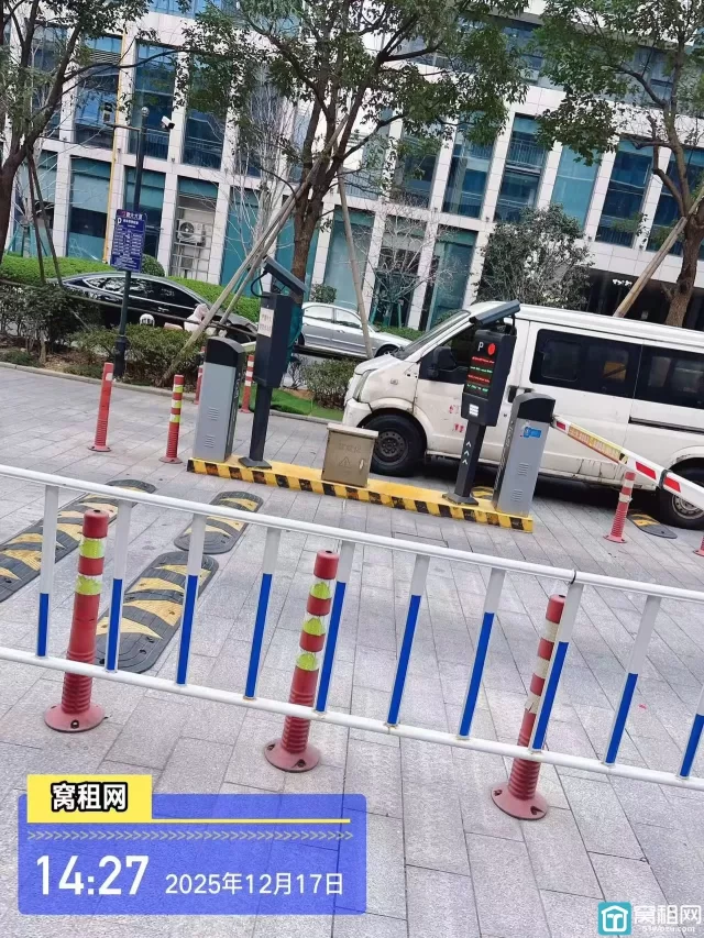 勤大大厦停车收费？