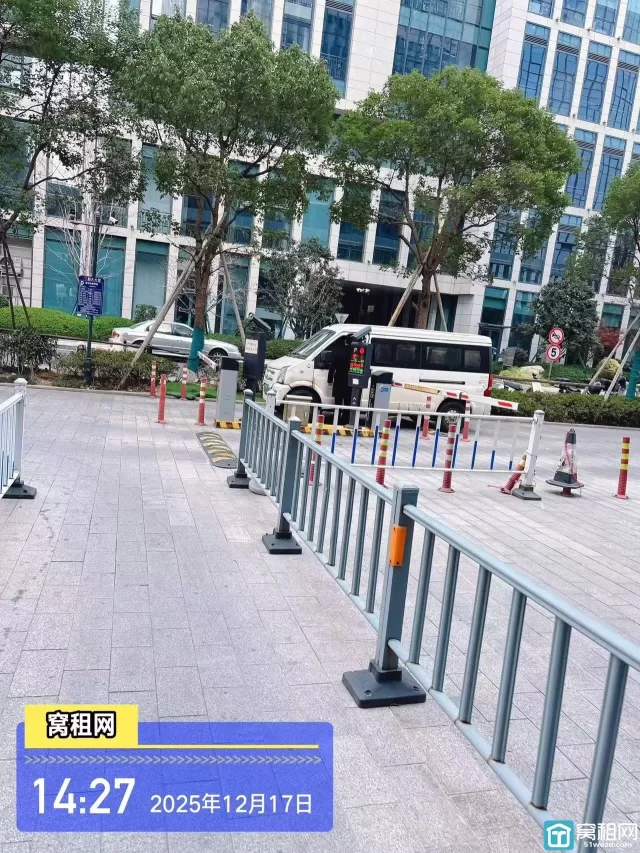 勤大大厦停车收费？