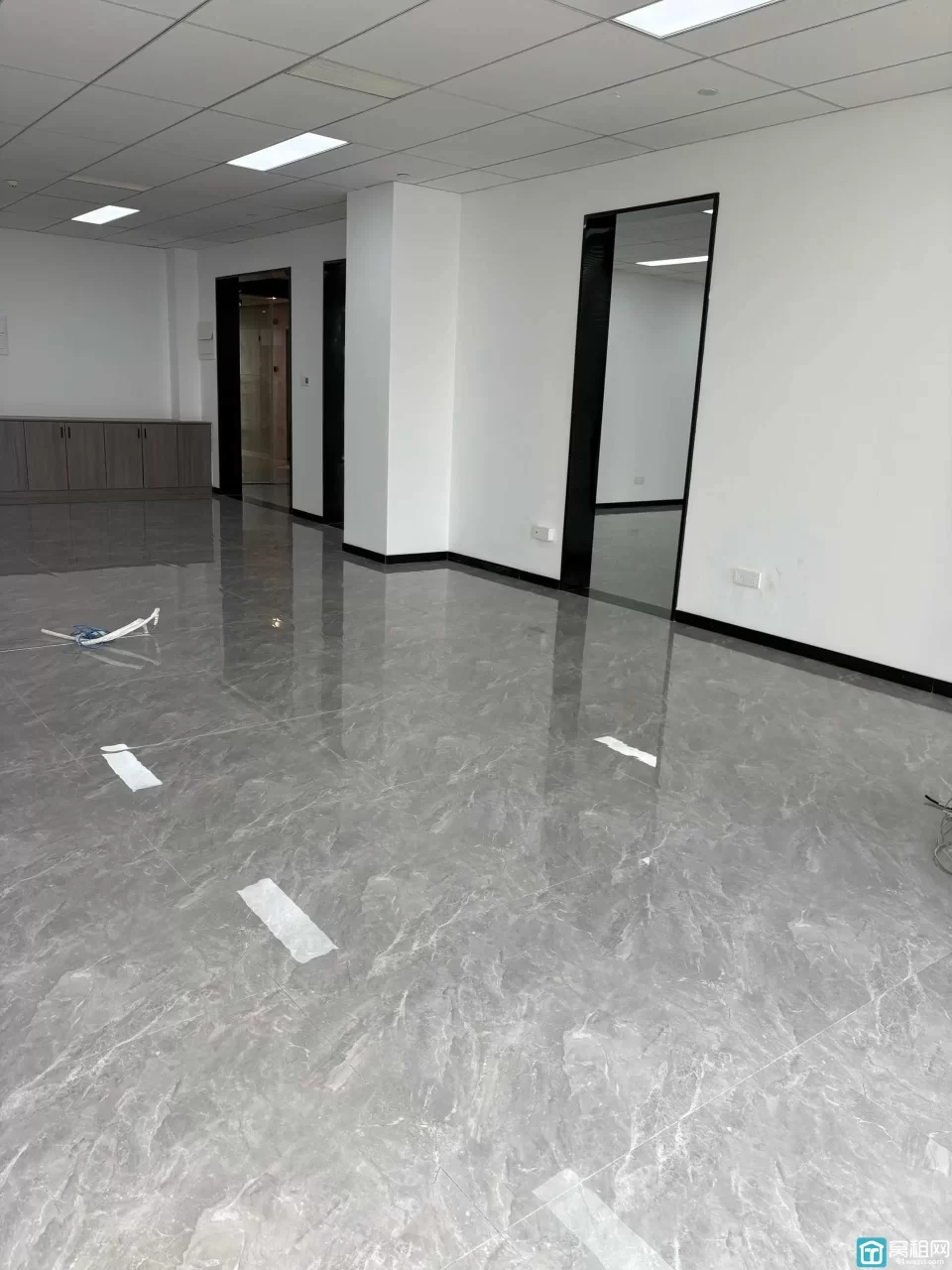 江北实验幼儿园附近星湖湾大厦出租280平米电梯口精装修办公室