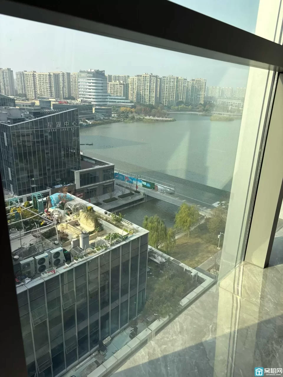 江北实验幼儿园附近星湖湾大厦出租280平米电梯口精装修办公室