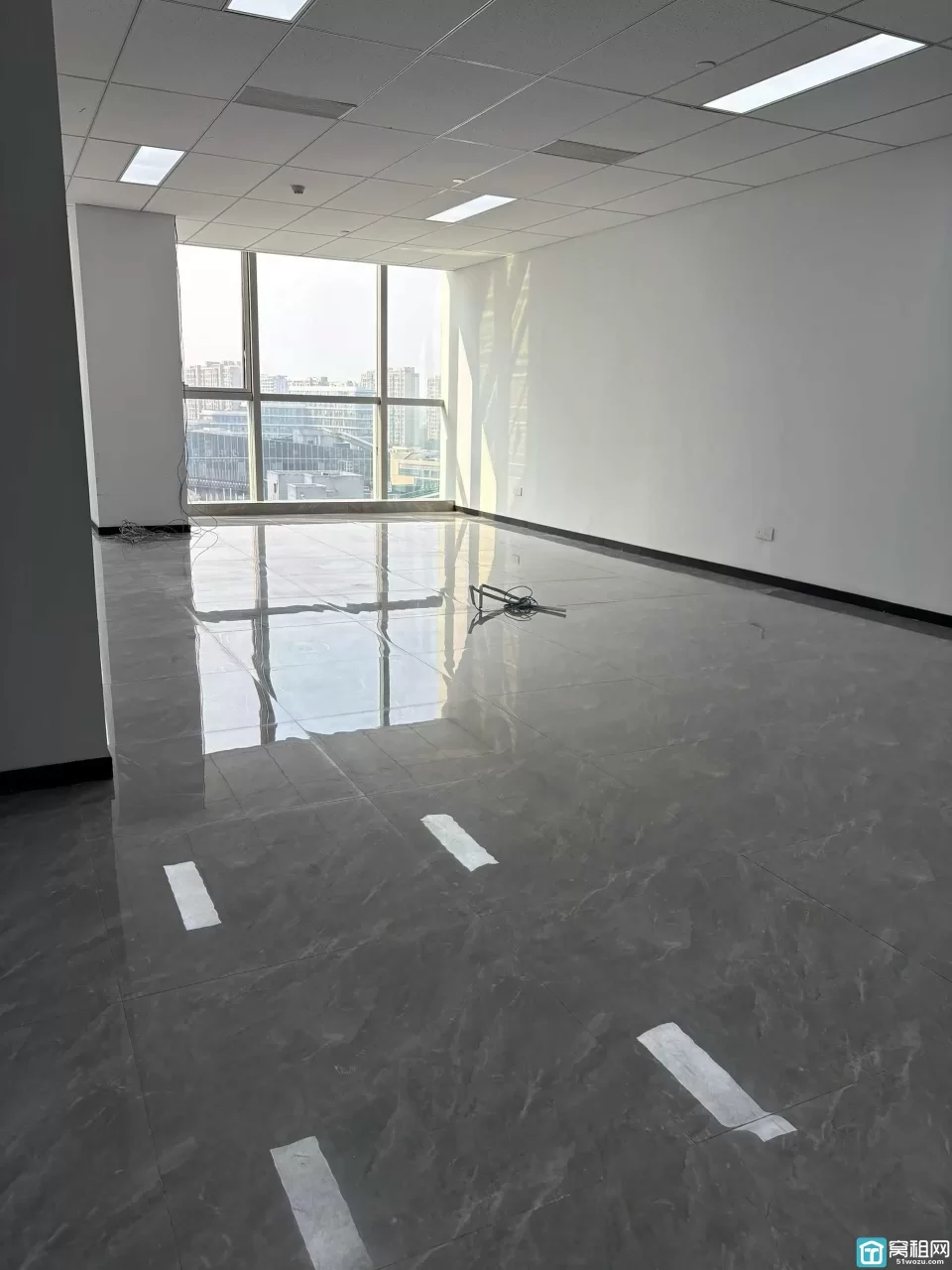 江北实验幼儿园附近星湖湾大厦出租280平米电梯口精装修办公室