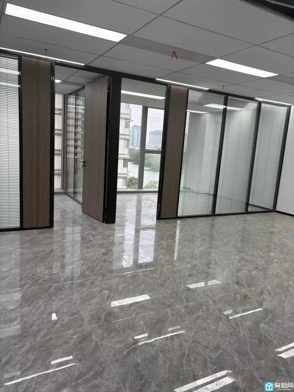 江北宁波星湖中心大厦113平，两个隔间，带全套办公家具，带上下水