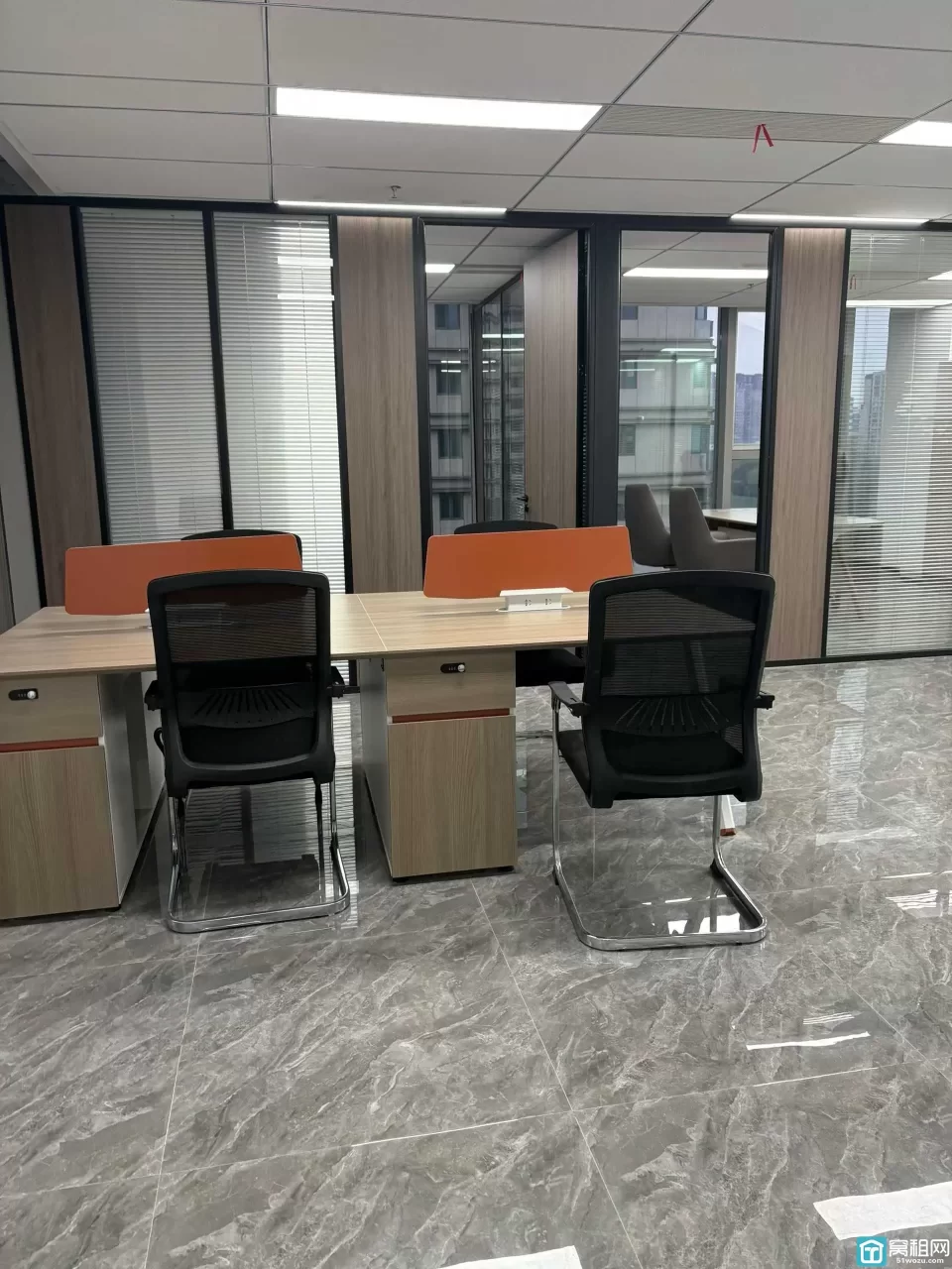 江北宁波星湖中心大厦113平，两个隔间，带全套办公家具，带上下水