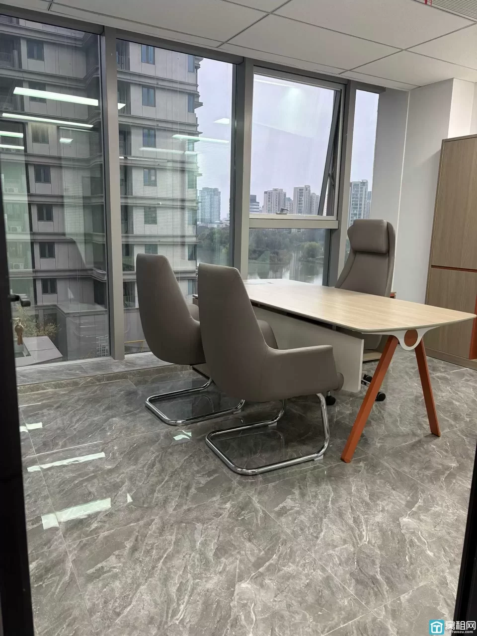 江北宁波星湖中心大厦113平，两个隔间，带全套办公家具，带上下水