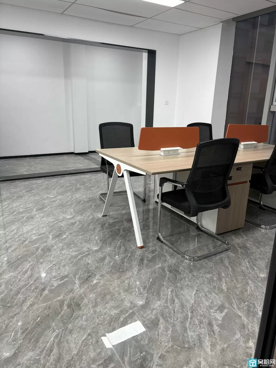 江北宁波星湖中心大厦113平，两个隔间，带全套办公家具，带上下水