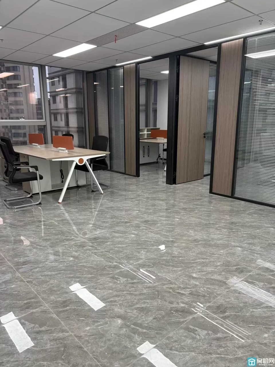 江北宁波星湖中心大厦113平，两个隔间，带全套办公家具，带上下水