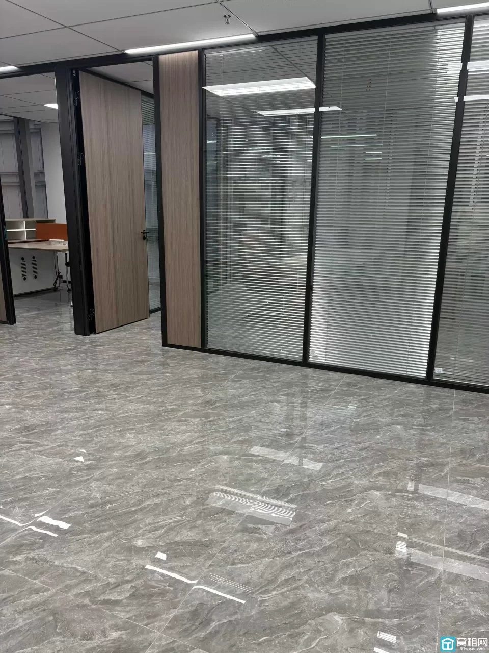 江北宁波星湖中心大厦113平，两个隔间，带全套办公家具，带上下水