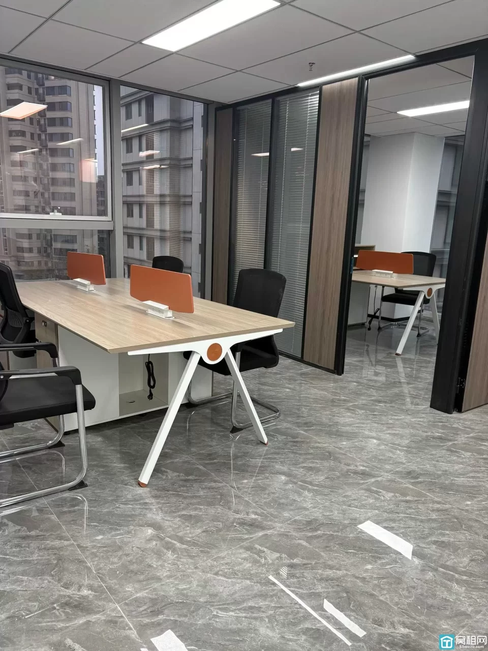 江北宁波星湖中心大厦113平，两个隔间，带全套办公家具，带上下水