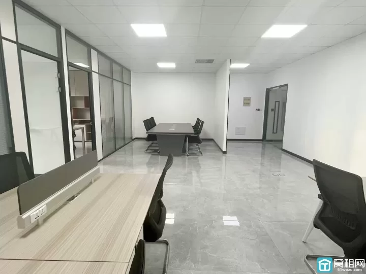 宁波高新区宝龙广场对面写字楼浙江商业银行大厦130平米精装修办公室2个玻璃隔间