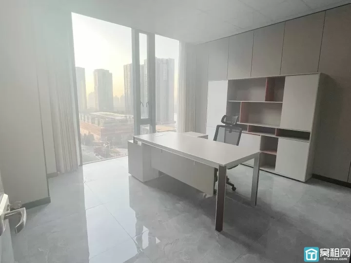 宁波高新区宝龙广场对面写字楼浙江商业银行大厦130平米精装修办公室2个玻璃隔间