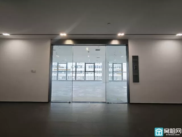 南部商务区3期帅特龙大厦390平米办公室出租单价1.9元/平米东北双面全落地采光