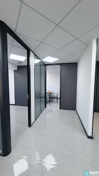 老江东百丈路富豪大厦、精装138平➕俩隔间、24小时空调.带家具5500元租金