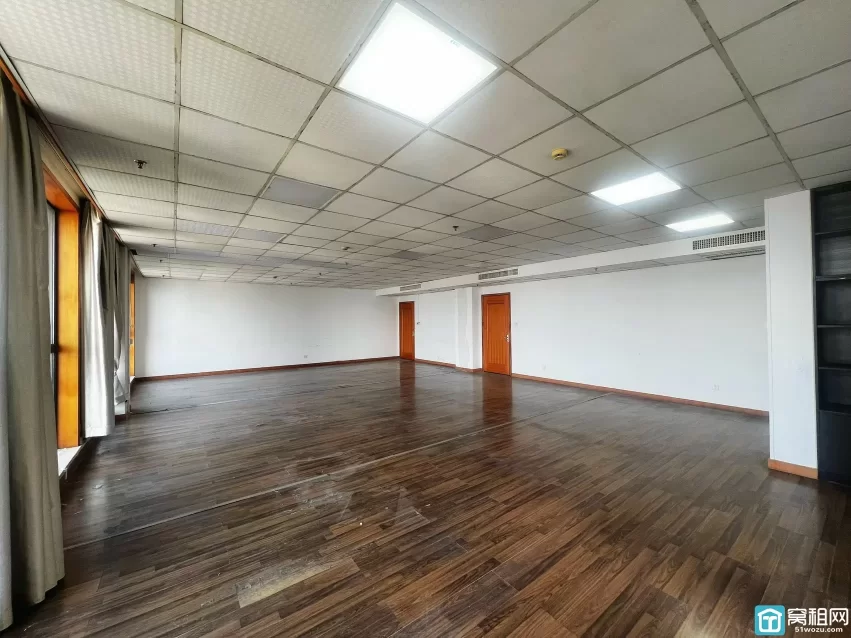 沧海大厦200平西南边套单价1.4（含税），可分割可定制隔间，户型方正，得房率高